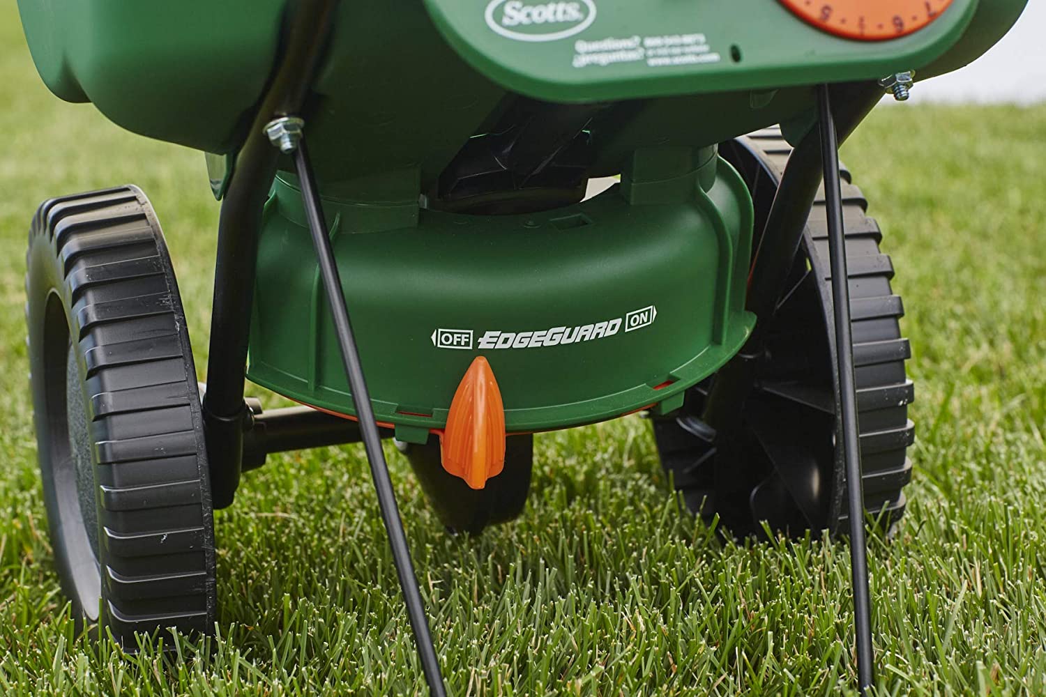 Scotts® Turf Builder® EdgeGuard® Mini Broadcast Spreader